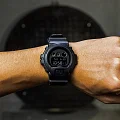 Casio Casio G-Shock DW-6900BB-1  наручные мужские часы фото под углом.