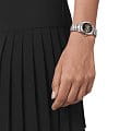 Tissot T1320071106601 наручные женские часы застежка крупным планом