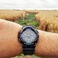  Casio Casio G-Shock GA-100-1A2NDR (GA-100-1A2DR) на белом фоне — вид анфас